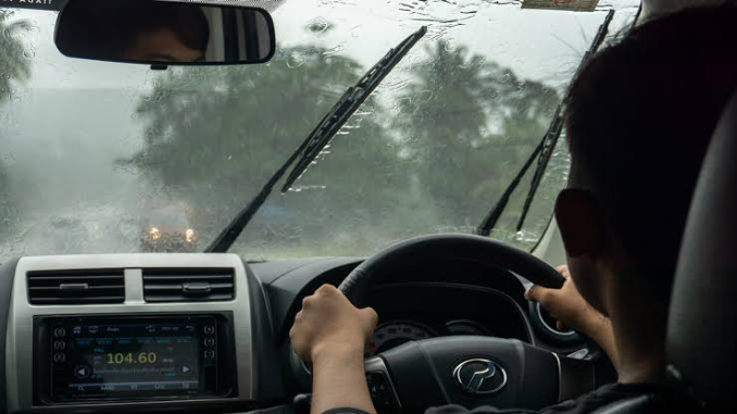 Pemeriksaan singkat sebelum berangkat bisa mencegah selip, kaca buram, lampu mati, dan rem yang terlambat bekerja.